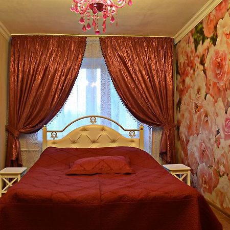 Roses Apartment In The City Center Tschernihiw Exterior foto