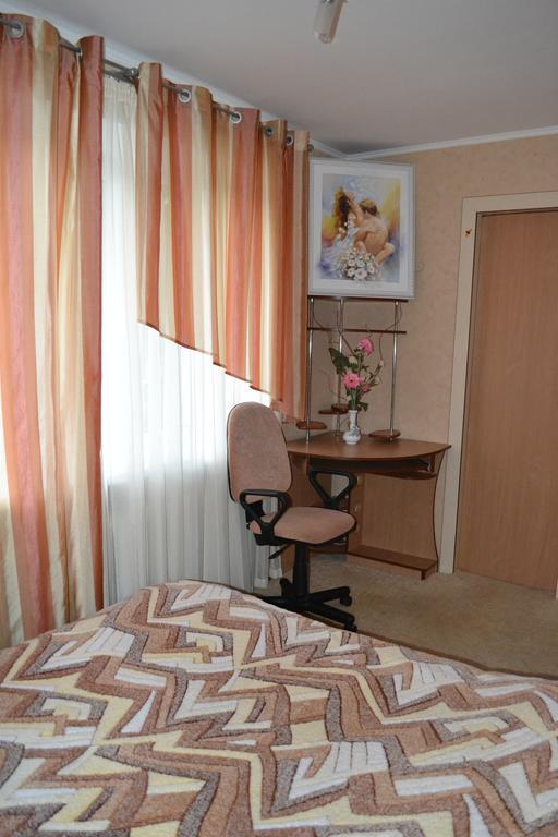 Roses Apartment In The City Center Tschernihiw Zimmer foto