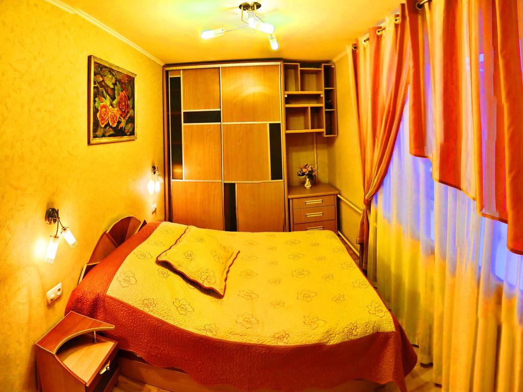 Roses Apartment In The City Center Tschernihiw Exterior foto