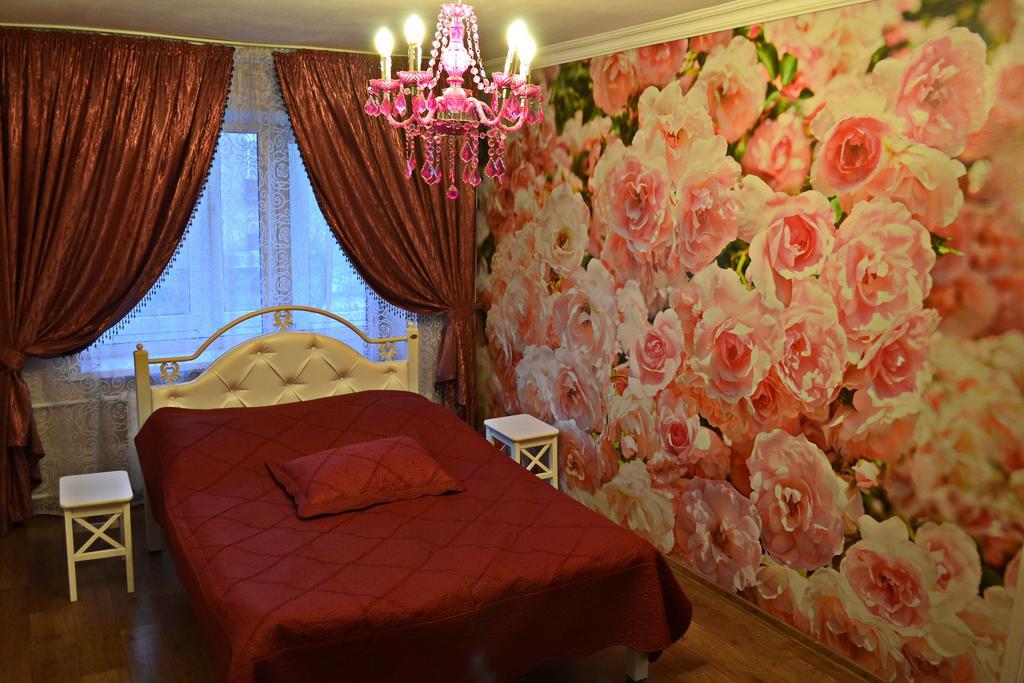 Roses Apartment In The City Center Tschernihiw Exterior foto