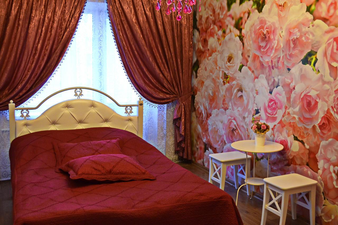 Roses Apartment In The City Center Tschernihiw Exterior foto